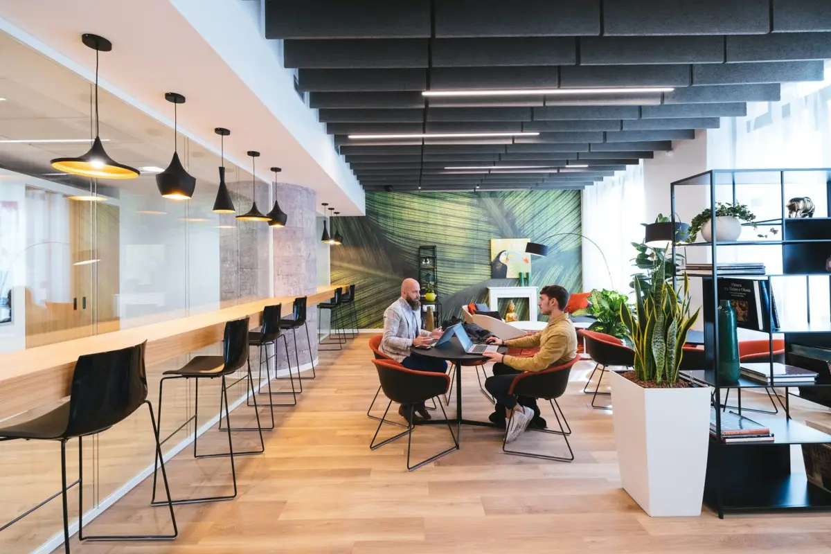 Persones treballant amb l’ordinador en un espai de coworking